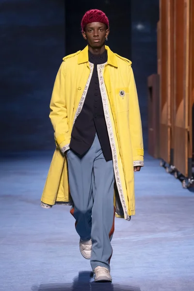 Look 16